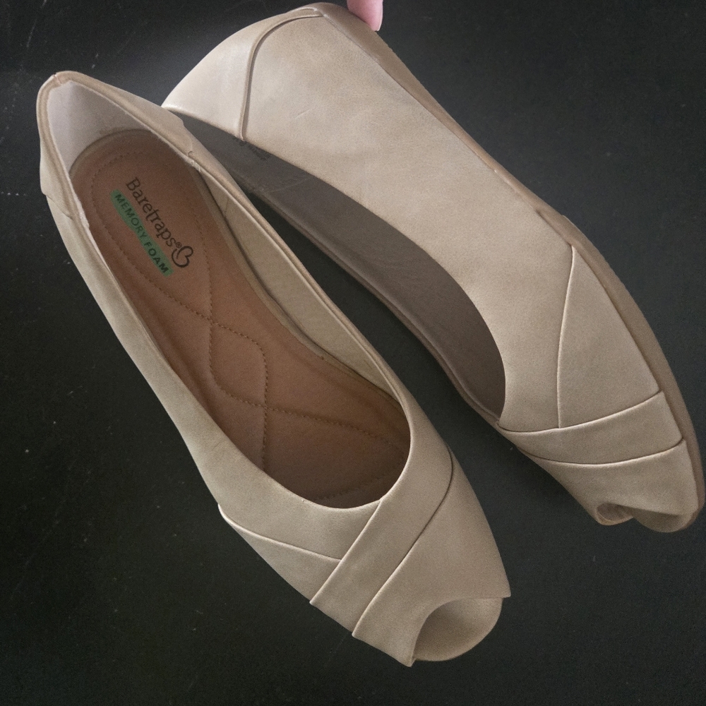 BARETRAPS Comfortable Tan Women Open Toe Flat  Shoes